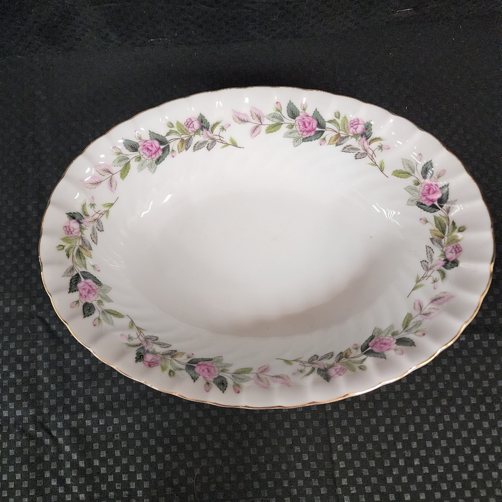 Oval serving bowl